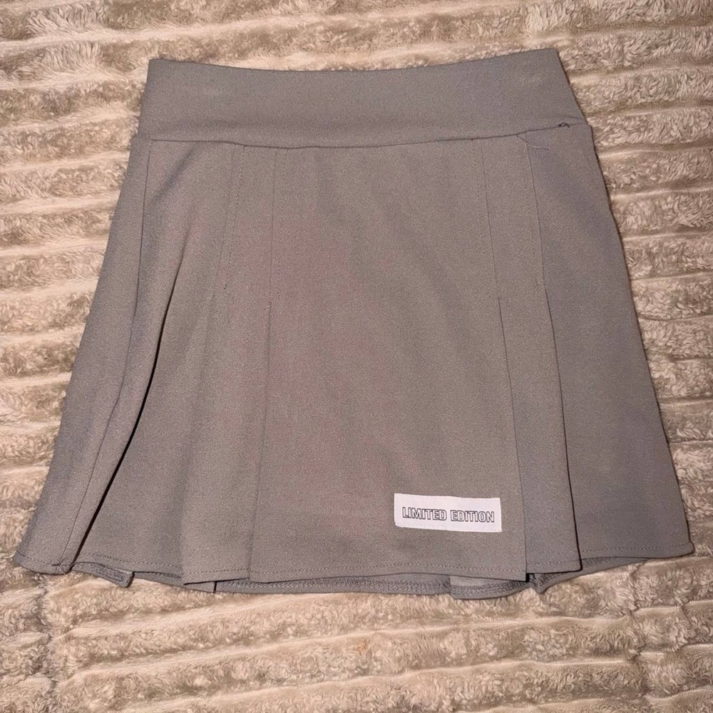 Public Desire Gray Pleated Mini Skirt - Picture 2 of 4